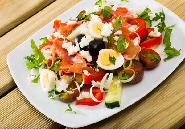 Bulgarische Küche Shopska Salat Mit Zusatz Von Wachtelei Und Schinken — Stockfoto