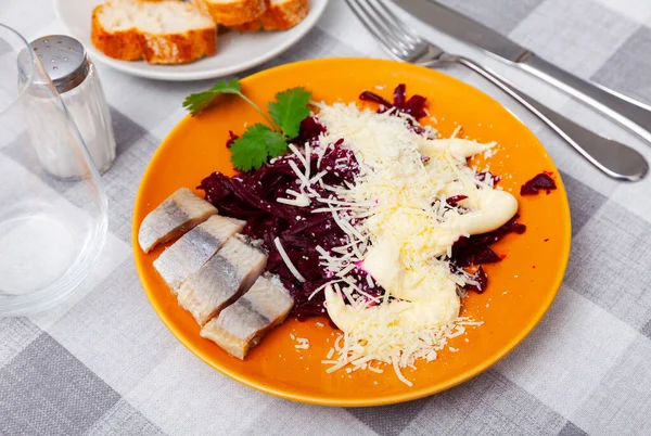 Portion Grated Beetroot Served Cheese Pickled Mackerel Fish — Stock Photo, Image