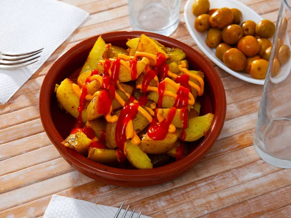 Tradycyjne Hiszpańskie Patatas Bravas Smażone Ziemniaki Serwowane Pikantnym Sosem Glinianej — Zdjęcie stockowe