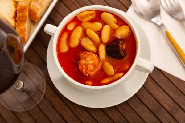 用猪肉 血香肠和什锦煮的红豆放在白碗里 传统的西班牙菜 — 图库照片