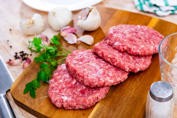 Farmers Uncooked Beef Pork Burgers Bbq Grilling Frying Wooden Chopping — Foto Stock
