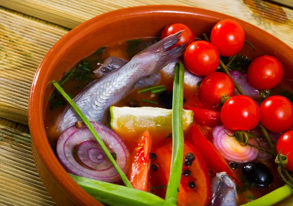 トマトと青白の漁師スープ 粘土で提供される緑の玉ねぎとピーマン — ストック写真