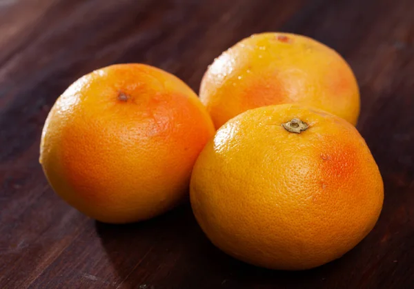 Ahşap Masanın Üzerinde Olgun Sarı Bir Nargile Var Vitamin Meyveleri — Stok fotoğraf