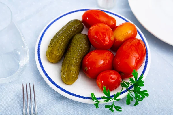 Eingelegte Tomaten Und Gurken Auf Teller Hausgemachte Konserven — Stockfoto
