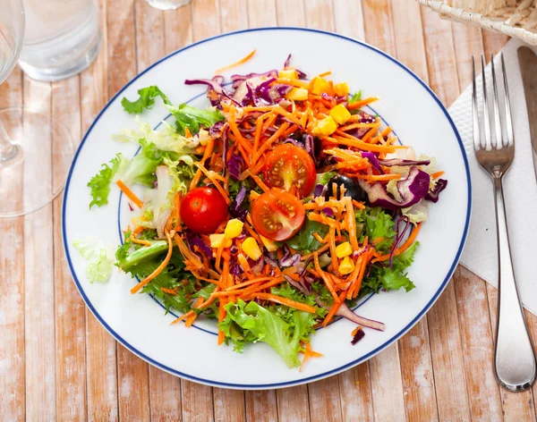 Heller Gemüsesalat Mit Einer Mischung Aus Salaten Karotten Kirschtomaten Mais — Stockfoto