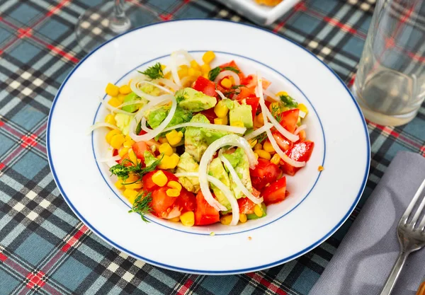 세계적으로 인기있는 식욕을 돋우는 토마토 아보카도 통조림된 옥수수 모양의 샐러드 — 스톡 사진