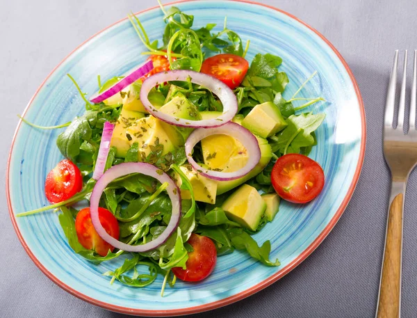Salada Vitamina Arugula Com Abacate Maduro Picado Tomates Cebola Roxa — Fotografia de Stock