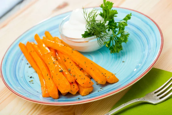 Leckere Glasierte Karottenstangen Auf Blauem Teller Mit Sauerrahmsoße Und Frischem — Stockfoto