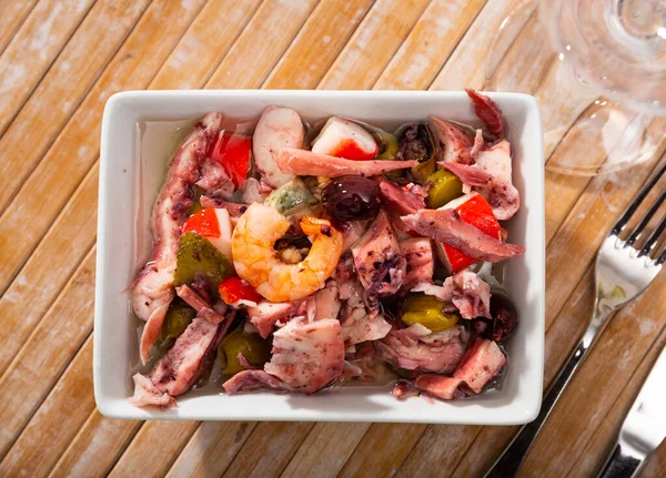 Geleneksel Spanyol Salpicon Marisco Sebzeli Zeytinli Soğuk Deniz Ürünleri Salatası — Stok fotoğraf