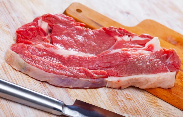 Zutaten Zum Kochen Frisches Rohes Rindfleisch Entrecote Auf Holzoberfläche — Stockfoto