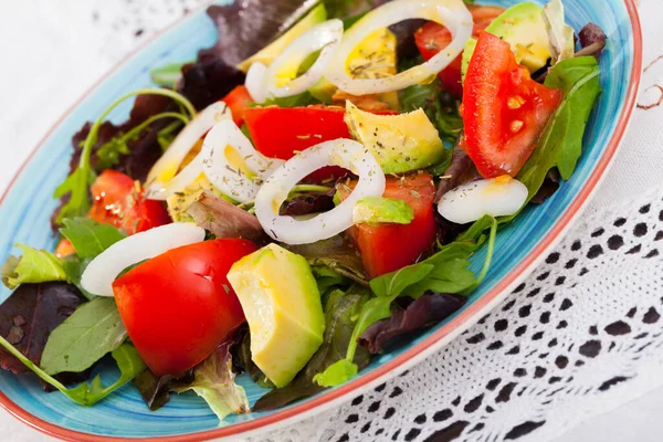 Frischer Salat Mit Avocado Tomate Grünem Rucola Und Zwiebeln Auf — Stockfoto
