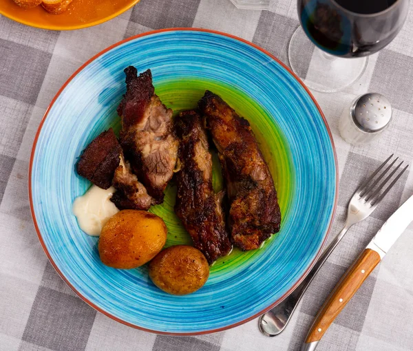 ジャガイモとソースと皿の上の香りの豚カルビ — ストック写真