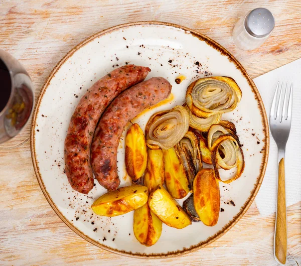 Sausages Potato Pieces Onion Rings Roast Oven Served Plate — Stock Photo, Image