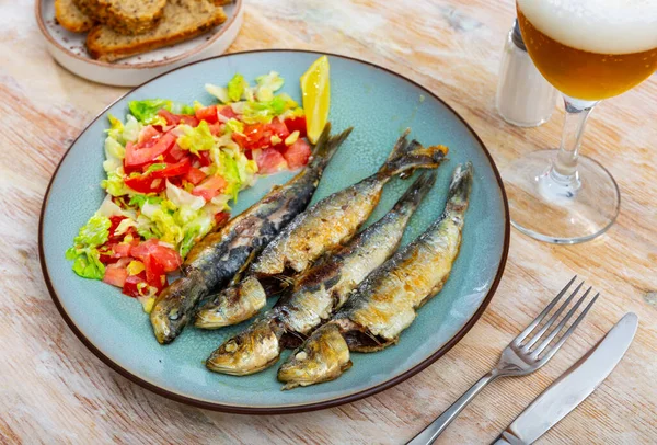 Sardines Barbecue Servies Avec Salade Légumes Délicieux Apéritif Fruits Mer — Photo