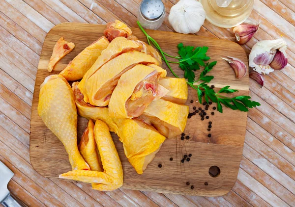 Rohes Hühnchen Mit Gewürzen Auf Dem Küchentisch Stillleben Aus Ungekochtem — Stockfoto