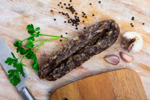 Salchicha Cerdo Seca Artizanal Con Condimentos Encimera Cocina Madera —  Fotos de Stock