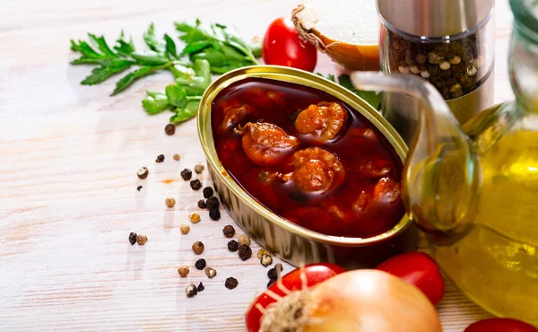 シーフード前菜 トマト 油と木製のテーブルの上にオープン錫でサルサの缶詰の変性ホタテ — ストック写真