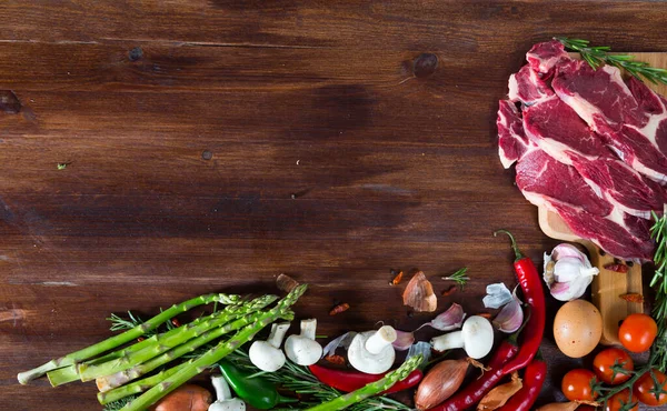 天然木の机に生の牛肉と野菜の品揃え 調理成分 — ストック写真