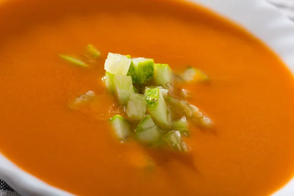 黄瓜碗中的西班牙传统冷汤番茄酱形象 — 图库照片