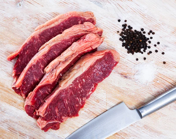 Pedaços Cortados Lombo Carne Crua Uma Placa Corte Madeira — Fotografia de Stock