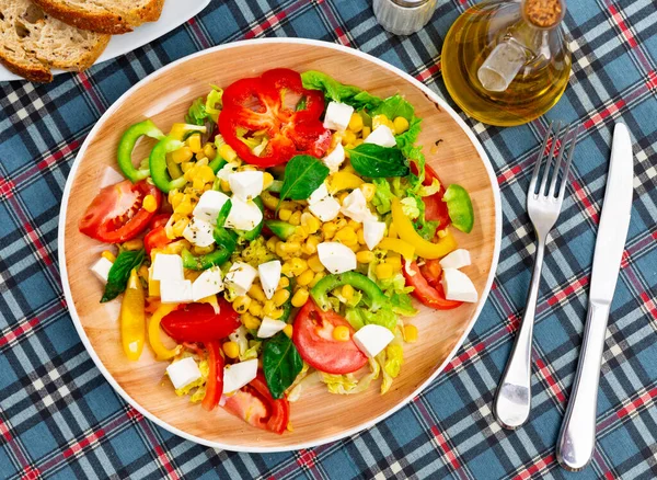 Plantaardige Salade Met Kleurrijke Paprika Tomaten Maïs Napakool Zachte Kaas — Stockfoto