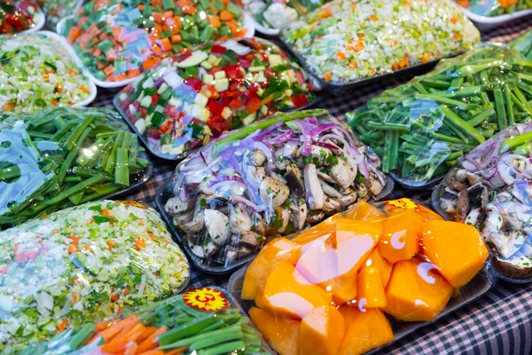 Markette Satılmak Üzere Plastik Kutulara Doldurulmuş Karışık Sebzeler — Stok fotoğraf