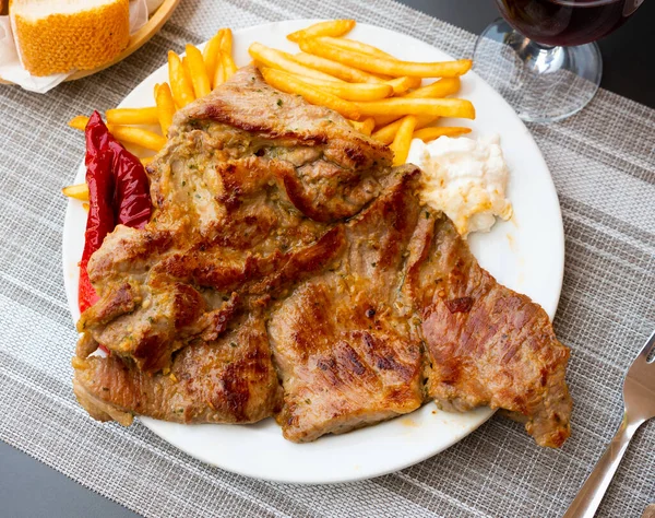 Lekker Varkensfilet Steak Geserveerd Met Knapperige Frietjes Gebakken Paprika Roomkaas — Stockfoto
