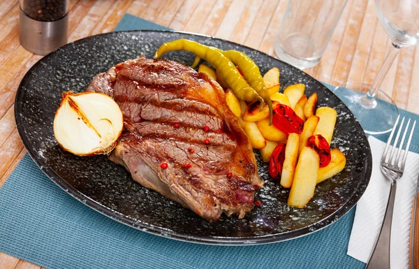 Grilovaný Hovězí Svíčkový Steak Bramborem Paprikou — Stock fotografie