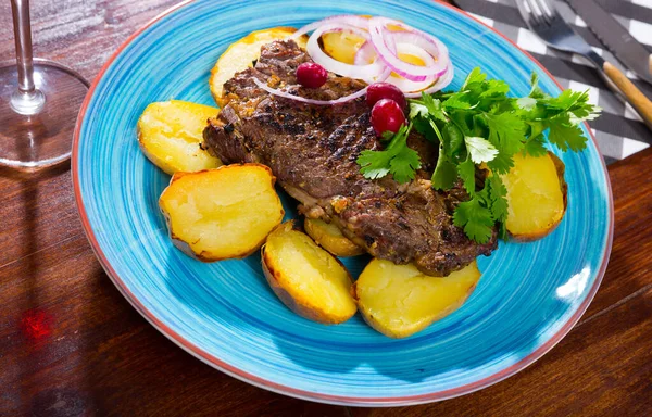 Steak Boeuf Savoureux Avec Pommes Terre Cuites Four Sauce Plat — Photo