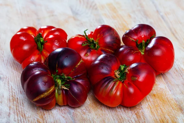 Tomates Relíquia Bife Fundo Madeira Preparação Alimentos — Fotografia de Stock