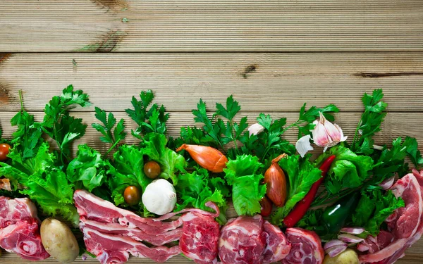 Nyers Bárányhús Friss Zöldségekkel Zöldséggel Fűszerekkel Alapon — Stock Fotó