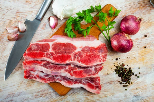 Rauw Rundvlees Met Vetstrepen Keukentafel Met Rode Knoflook Peterselie — Stockfoto