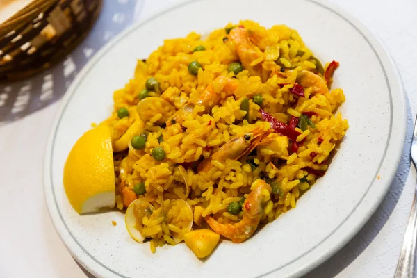 Delicious Traditional Valencian Seafood Paella Πιάτο Ρυζιού Γαρίδες Καλαμάρι Και — Φωτογραφία Αρχείου