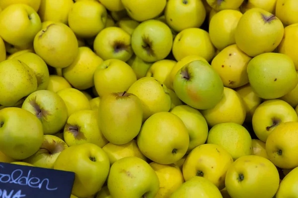 食品市場のカウンターで新鮮なリンゴ 高品質の写真 — ストック写真