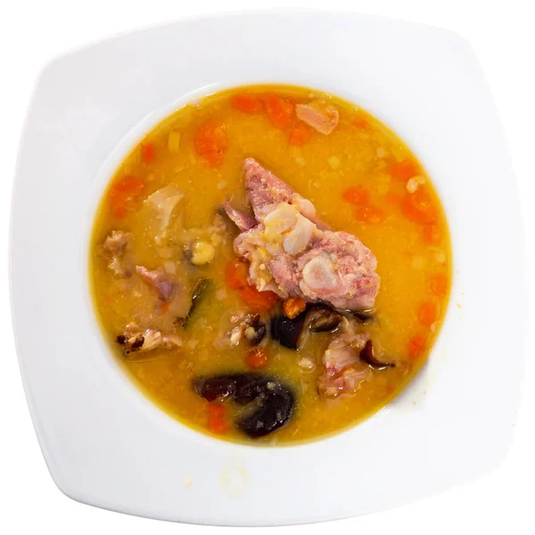 一盘不错的热豌豆汤 里面有熏肉 随时可以吃 在白色背景下被隔离 — 图库照片