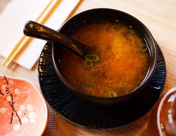正宗的日本酱汤 配上豆腐和青菜 放在黑色陶瓷碗里 — 图库照片