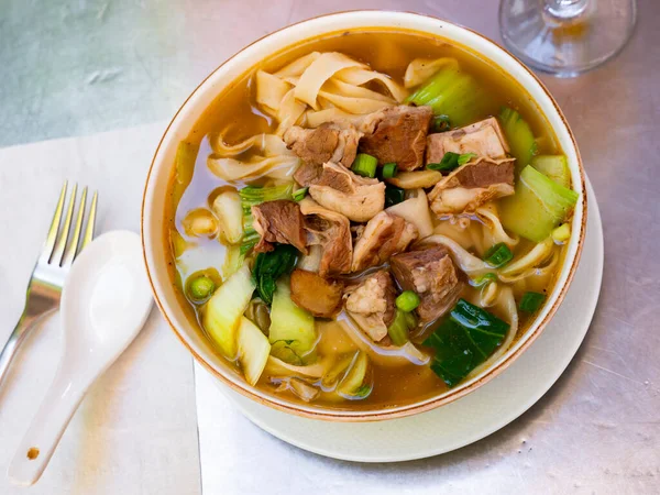 Sopa Taiwanesa Que Contiene Carne Res Fideos Tomate Col Mostaza —  Fotos de Stock
