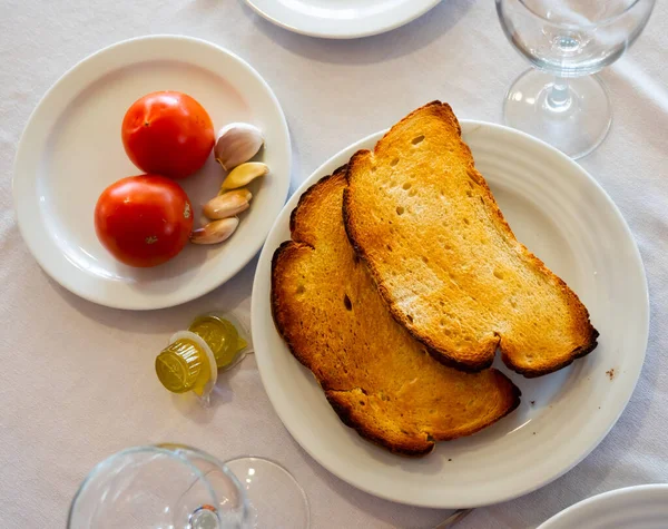 전통적 스페인 Amb Tomaquet 재료가 식탁에서 제공되었다 사기꾼 토마토 마늘을 — 스톡 사진