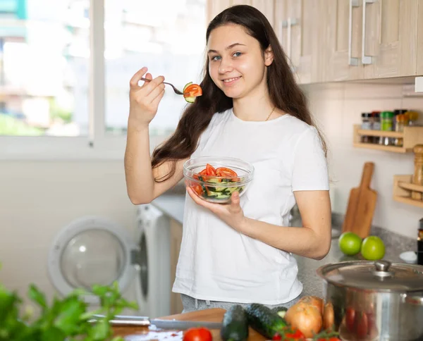 Healthy Lifestyle Smiling Woman Eating Vegetable Salad Home Kitchen — Stock Photo, Image