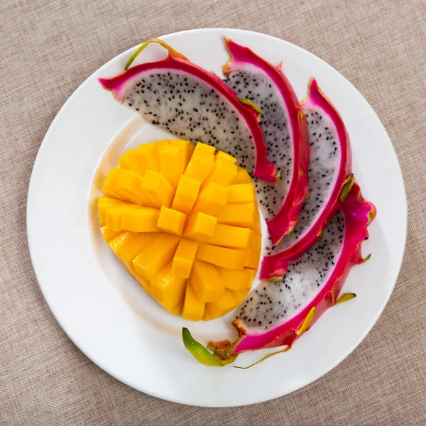 Plate Slices Ripe Sweet Juicy Mango Pitaya Snack Concept Nutritional — Stock Photo, Image