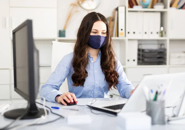 Fokuserad Ung Kvinnlig Sekreterare Skyddande Mask Arbetar Ett Kontor Pandemi — Stockfoto