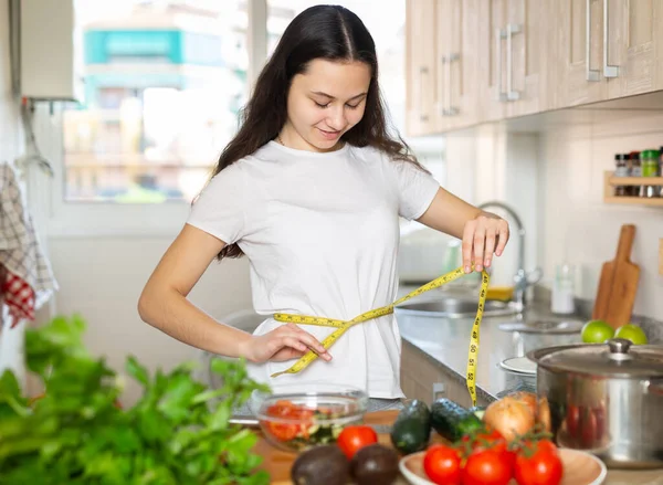 Young Pretty Girl Measuring Her Waist Measuring Tape Kitchen Diet — Stock Photo, Image