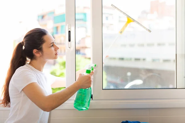 Jeune Femme Positive Faisant Des Tâches Ménagères Nettoyage Fenêtre Hom — Photo