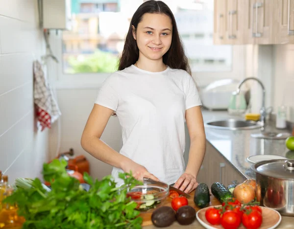 Housewoman Cooking Vegetable Salad Home Kitchen — Stock Photo, Image