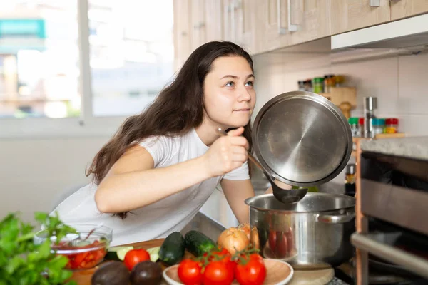 Evde Çorba Pişirirken Kepçe Kaşığı Tutan Güzel Bir Kadının Fotoğrafı — Stok fotoğraf