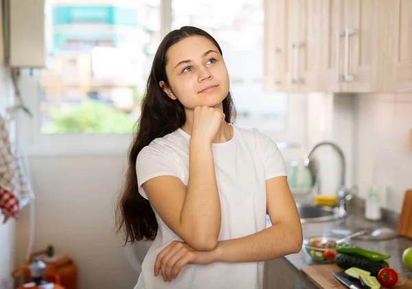 Porträtt Besviken Ung Kvinna Matlagning Hemma Kök — Stockfoto
