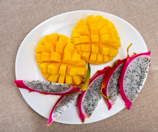 Tranches Mangue Juteuse Délicieuse Mûre Pitaya Sur Assiette Dessert Fruits — Photo