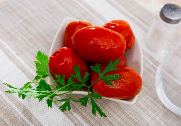 Weiße Salatschüssel Mit Eingelegten Tomaten Auf Dem Tisch Konzept Der — Stockfoto