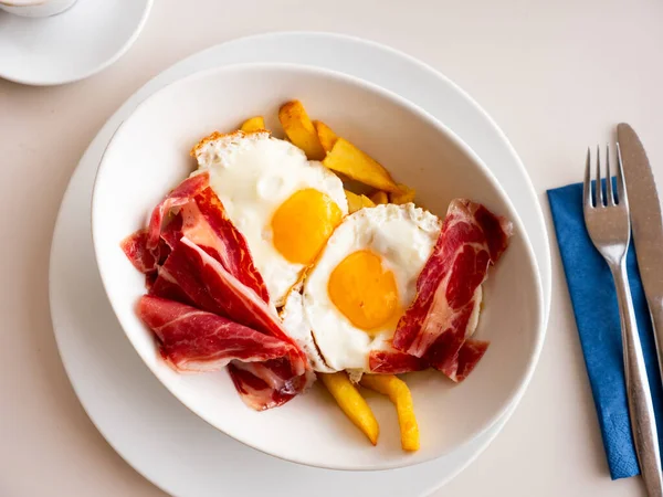 Geleneksel Iştah Açıcı Spanyol Yemeği Kızarmış Yumurta Patates Kızartması Beyaz — Stok fotoğraf