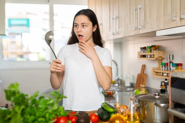 台所に立つ陽気な白人女性の肖像 — ストック写真